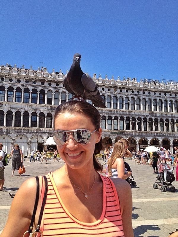 V Benátkách přistál Ivě holub na hlavě