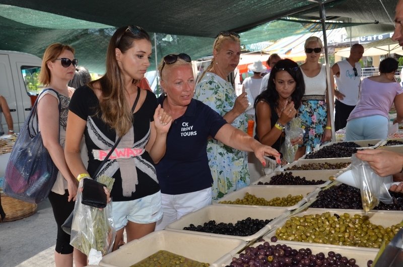 Kubelková s kolegyněmi vybírala mezi hromady oliv.