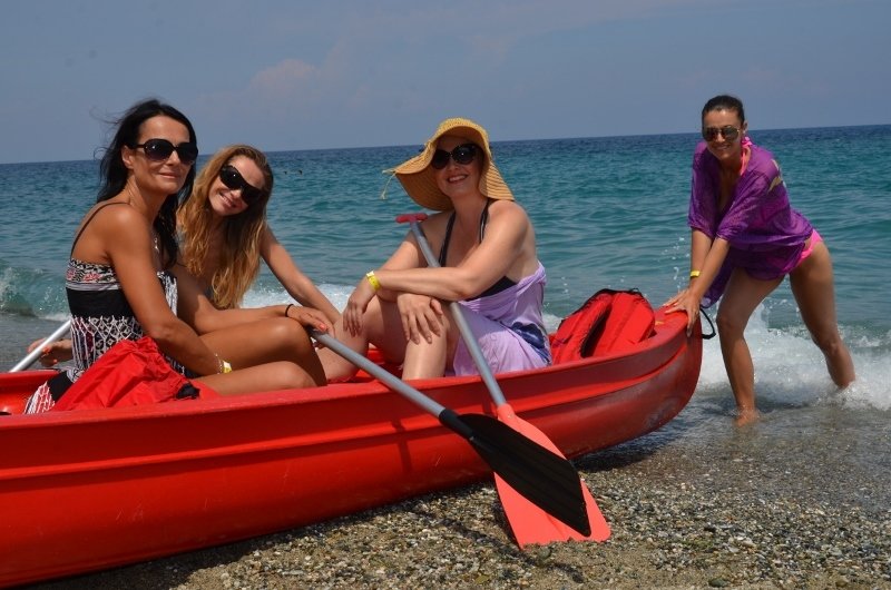 Iva Kubelková tlačila na břeh loďku, ve které seděly její kolegyně ze seriálu Cesty domů.