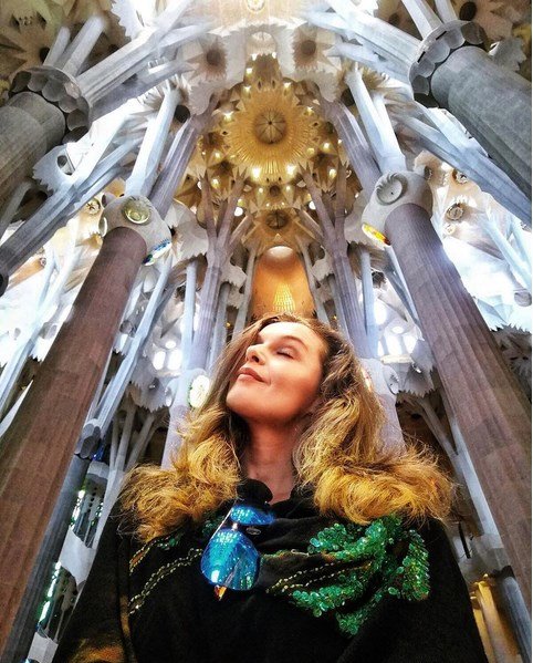 Iva Kubelková v katedrále La Sagrada Familia v Barceloně