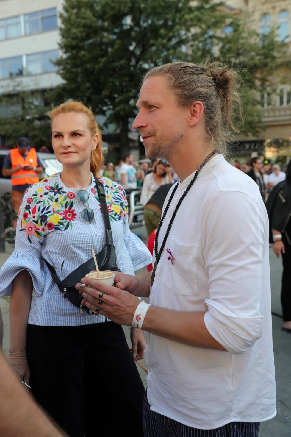 Iva Pazderková a Tomáš Klus během demonstrace proti premiéru Babišovi a ministryni Benešové na Václavském náměstí (4. 6. 2019)