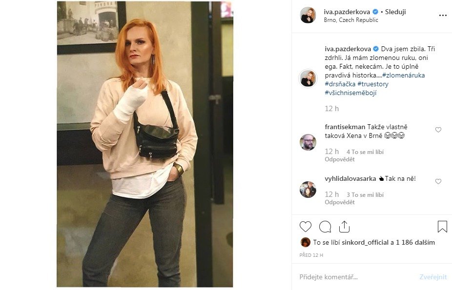 Iva Pazderková se zlomenou rukou pózovala na svém instagramu.