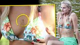 Blondýna Pazderková má na prsou vytetovaný křížek