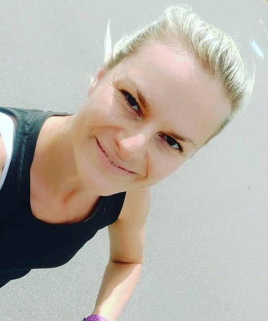 Iva Pazderková si ráda fotí selfie.