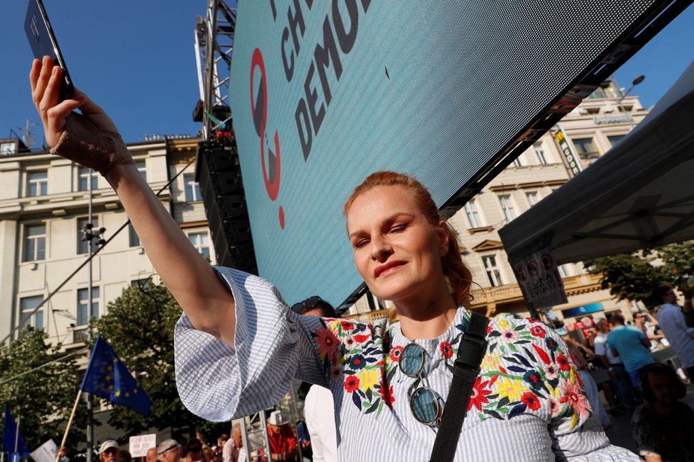 Iva Pazderková na demonstraci proti premiéru Babišovi a ministryni Benešové na Václavském náměstí (4. 6. 2019)