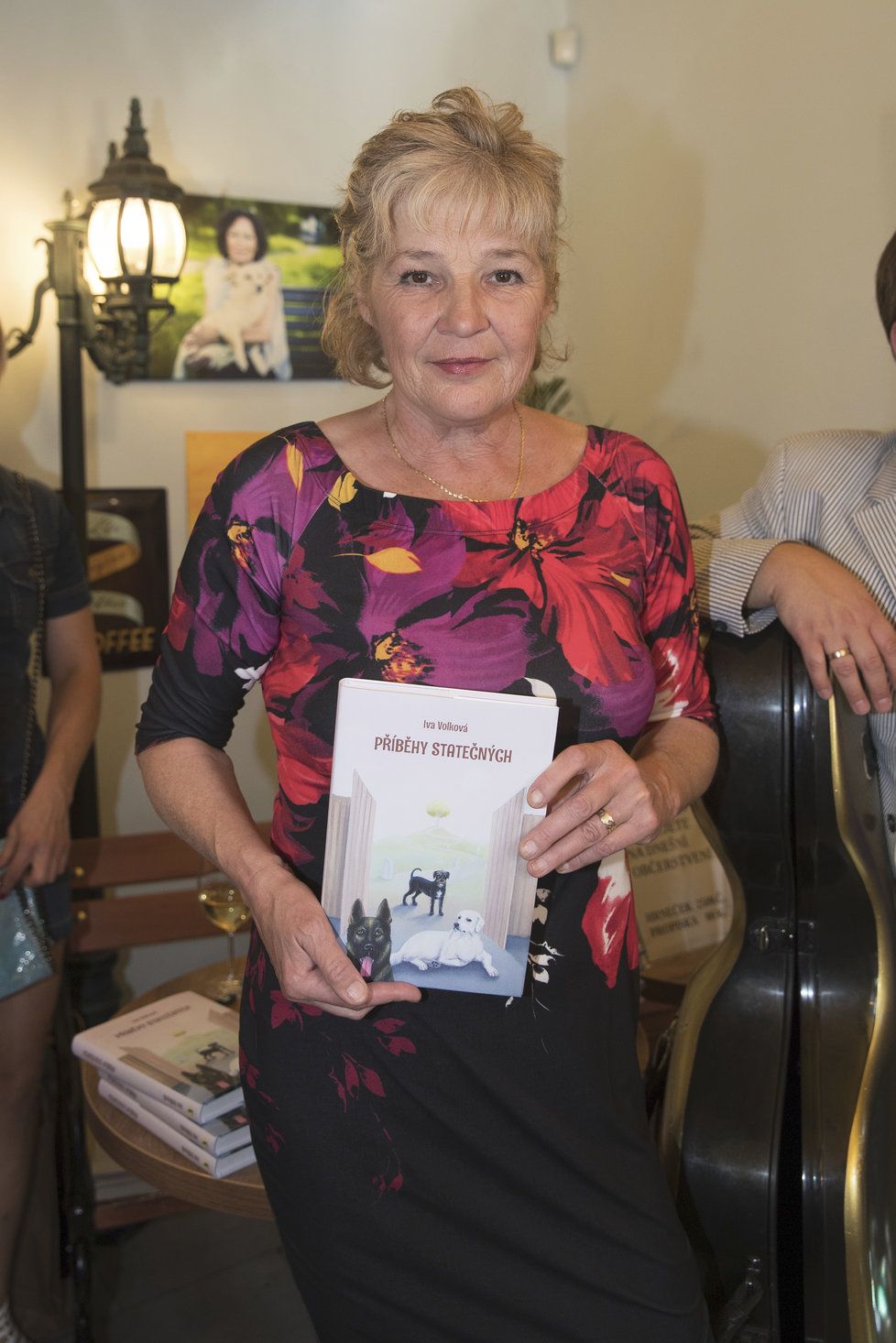 Iva Volková, autorka knihy Příběhy statečných, chce získat milion korun pro nemocné psy