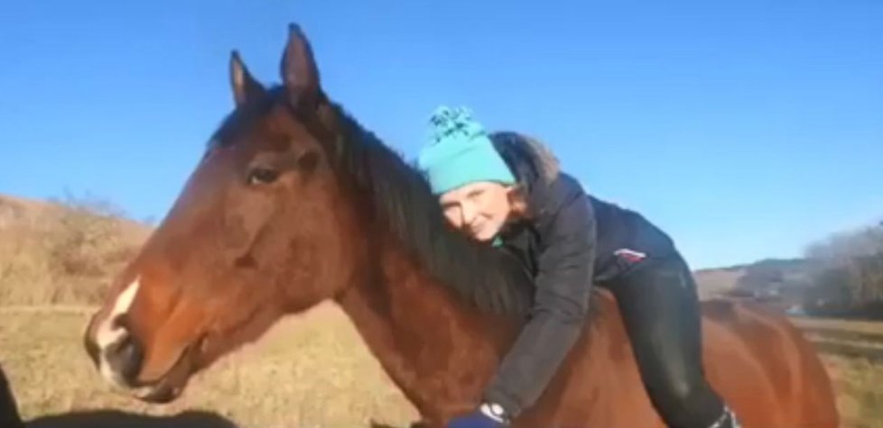 Iva nešťastně upadla z koně. Pád jí jednou pro vždy změnil život