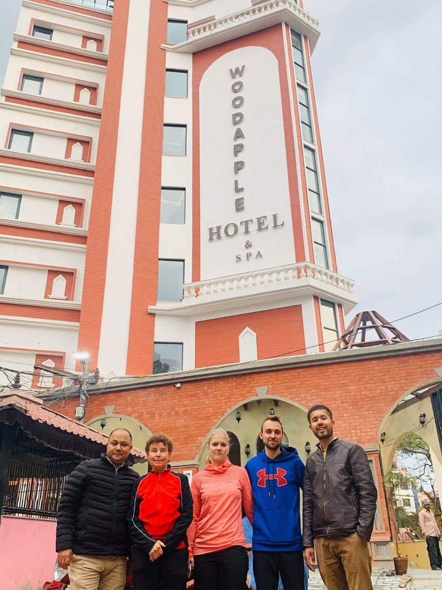 Iva Zajíčková - Stafová (druhá zleva) uvízla se svými přáteli z Prahy v nepálském hotelu v Káthmandú.