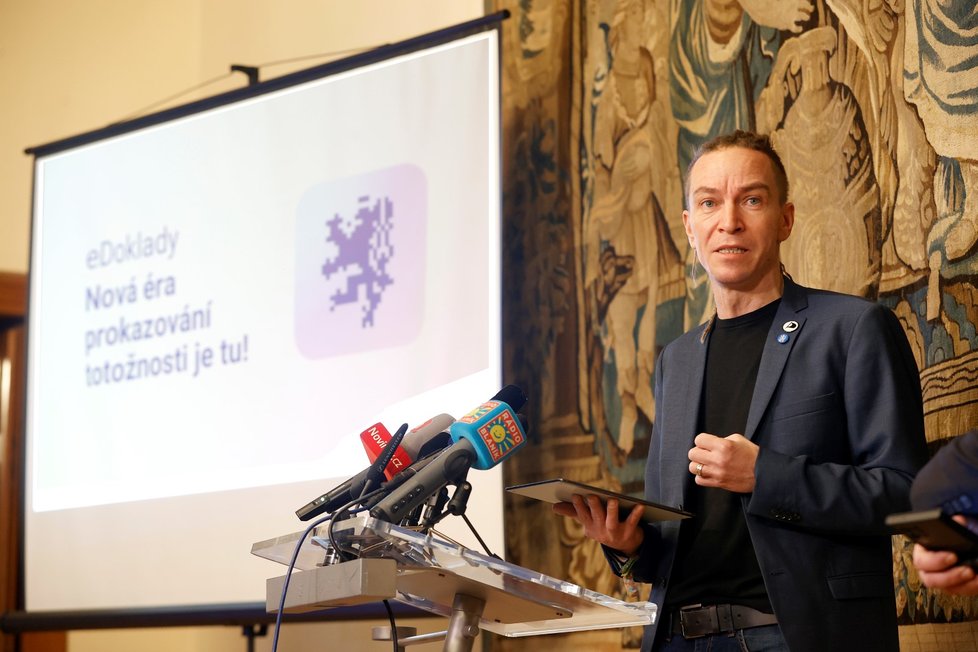 Ministr pro místní rozvoj Ivan Bartoš (Piráti) na tiskové konferenci ke spuštění aplikace eDoklady (22.1.2024)