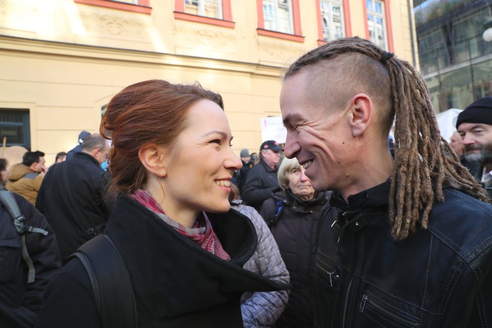 Předseda Pirátů Ivan Bartoš s manželkou Lydií na Národní třídě 17. listopadu 2018
