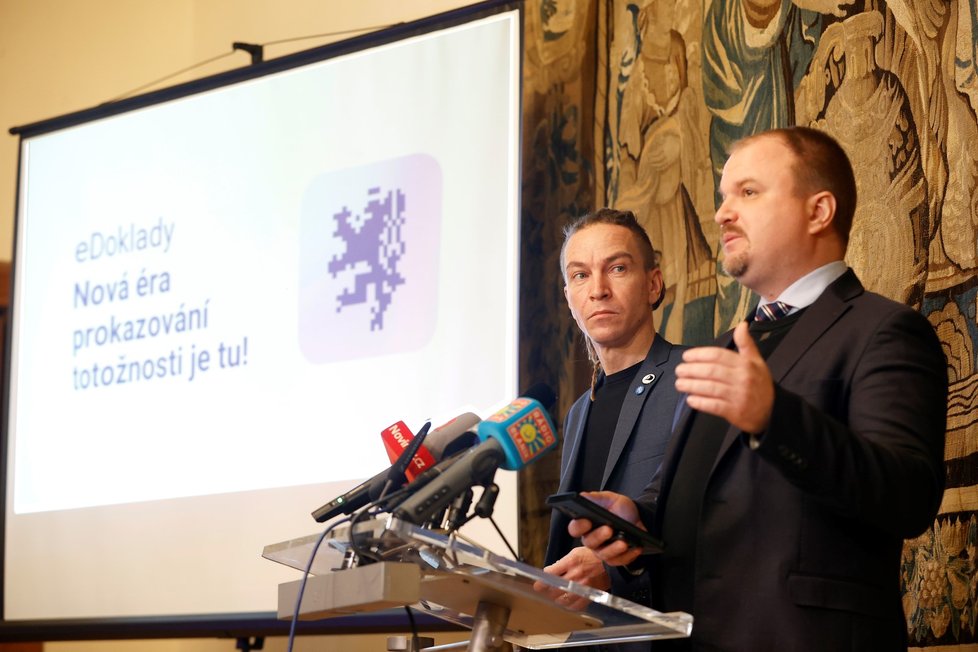 Ministr pro místní rozvoj Ivan Bartoš (Piráti) a ředitel Digitální a informační agentury (DIA) Martin Mesršmíd na tiskové konferenci ke spuštění aplikace eDoklady (22.1.2024)