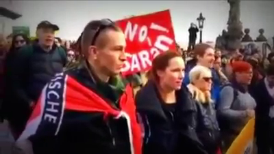 Ivan Bartoš s vlajkou Antify a současnou manželkou Lydií Frankou na demonstraci na podporu uprchlíků v roce 2016