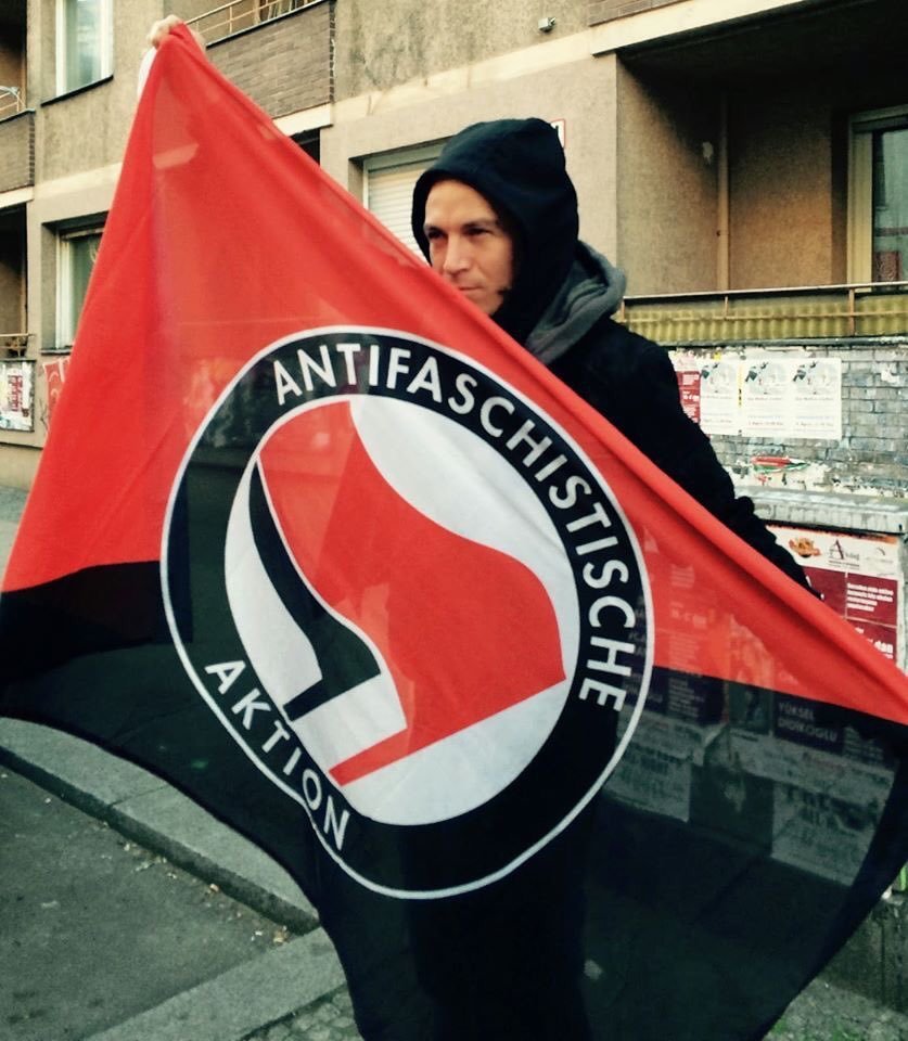 Ivan Bartoš s vlajkou Antifa: Koupil si jí v Berlíně, protože nenávidí Hitlera. Odmítá, že by byl členem, vzal si jí i na demonstraci na podporu uprchlíků v roce 2016 před Pražský hrad