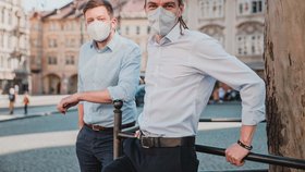 Ivan Bartoš (Piráti) s koaličním partnerem Vítem Rakušanem (STAN)