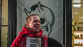Pirát Ivan Bartoš během předvolební kampaně