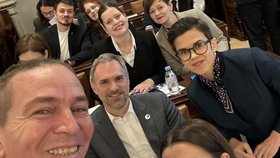 Selfie pirátských poslanců ve Sněmovně