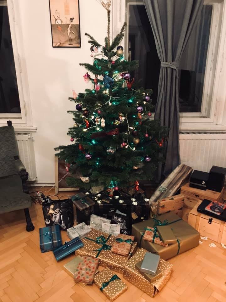 Pirátské Vánoce: Ivan Bartoš se pochlubil fotkami dárků, stromečku i manželky Lydie Franky