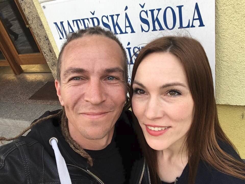 Šéf Pirátů Ivan Bartoš přidal v průběhu eurovoleb na síť své volební selfie s manželkou Lydií Frankou.
