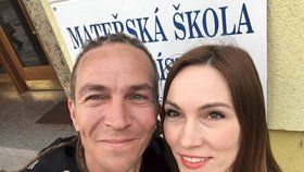 Šéf Pirátů Ivan Bartoš přidal v průběhu eurovoleb na síť své volební selfie s manželkou Lydií Frankou.