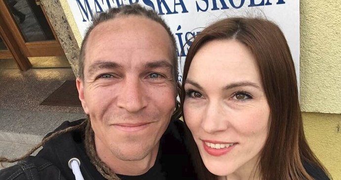 Šéf Pirátů Ivan Bartoš přidal v průběhu eurovoleb na síť své volební selfie s manželkou Lydií Frankou