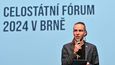 Předseda Pirátů Ivan Bartoš otevírá zasedání celostátního fóra strany