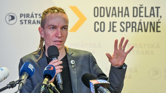 Ivan Bartoš na tiskové konferenci po znovuzvolení předsedou Pirátů