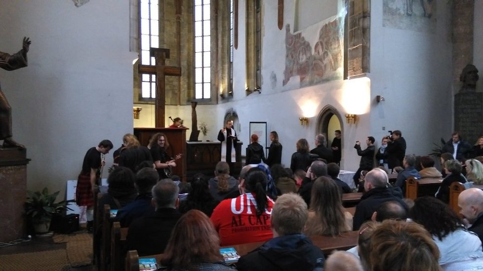 Svatba Piráta Bartoše se konala v husitském kostele Sv. Václava na Zderaze
