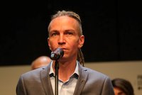 Šéf Pirátů Bartoš je marod a zalehnul: Naordinoval si bylinný čaj, kapky na kašel a klid