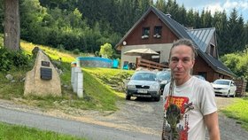 Ministr pro místní rozvoj Ivan Bartoš tahal u rodičů dříví (19.7.2024)