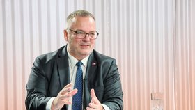 V Hráčích vysvětloval svá rozhodnutí i plány ministr dopravy Ivan Bendárik (nestr. za SPD), mluvilo se o ceně dálničních známek, slevách na jízdném, autonomních vozidlech i nehodě Filipa Turka.