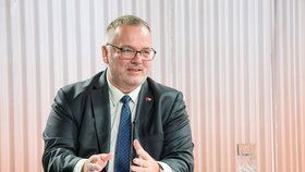 V Hráčích vysvětloval svá rozhodnutí i plány ministr dopravy Ivan Bendárik (nestr. za SPD), mluvilo se o ceně dálničních známek, slevách na jízdném, autonomních vozidlech i nehodě Filipa Turka.