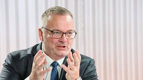 V Hráčích vysvětloval svá rozhodnutí i plány ministr dopravy Ivan Bendárik (nestr. za SPD), mluvilo se o ceně dálničních známek, slevách na jízdném, autonomních vozidlech i nehodě Filipa Turka.