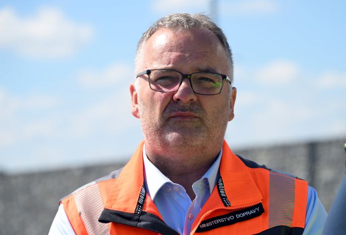Ministr dopravy Ivan Bednárik (za SPD) Ministr dopravy Ivan Bednárik (za SPD)