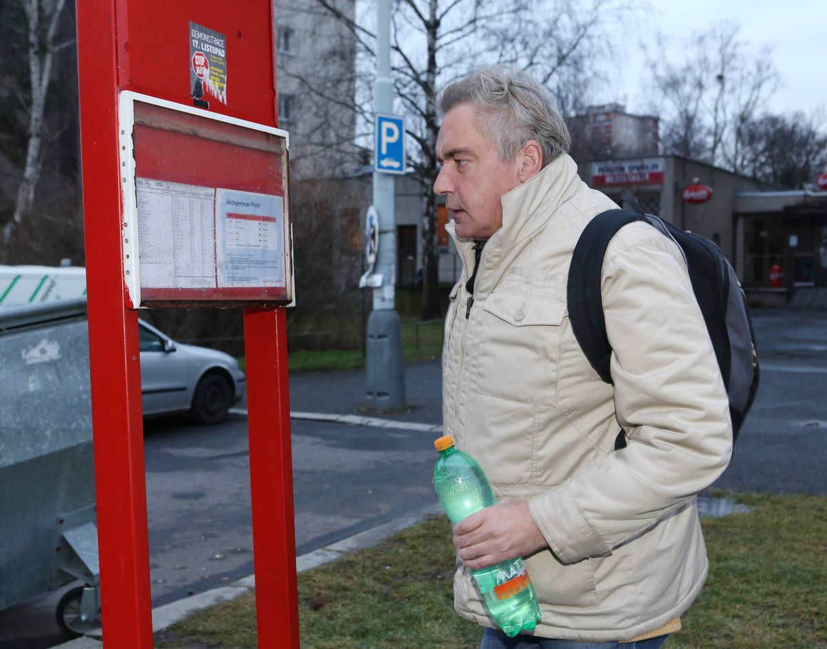 7:45 - „Jdeme na autobus, který jezdí pravidelně v 07:48. Zastávku mám naštěstí přímo u domu.“