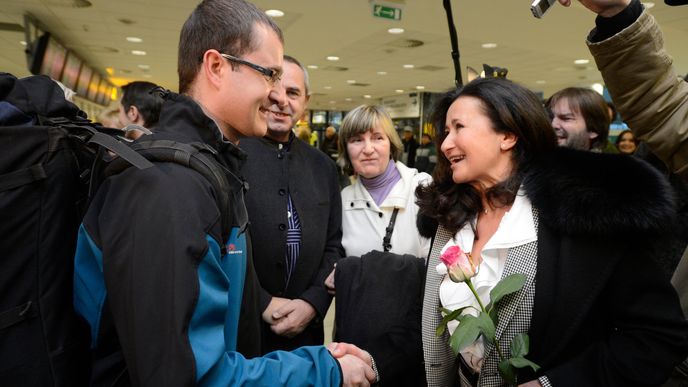 Ivan Buchta, který byl od září kvůli podezření ze špionáže zadržován spolu s Martinem Pezlarem v Řecku, se zdraví se svými blízkými 17. ledna po příletu na Letiště Václava Havla v Praze. Vzadu jsou jeho rodiče.