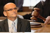 Soudce Elischer u soudu kvůli braní úplatků: Žalobce navrhuje 11 let vězení a půlmilionovou pokutu