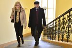 Exposlanec Ivan Fuksa přichází s manželkou k soudu