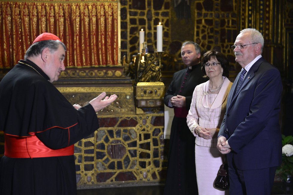 Dosluhující slovenský prezident Ivan Gašparovič s manželkou Silvií a kardinálem Dukou v chrámu sv. Víta