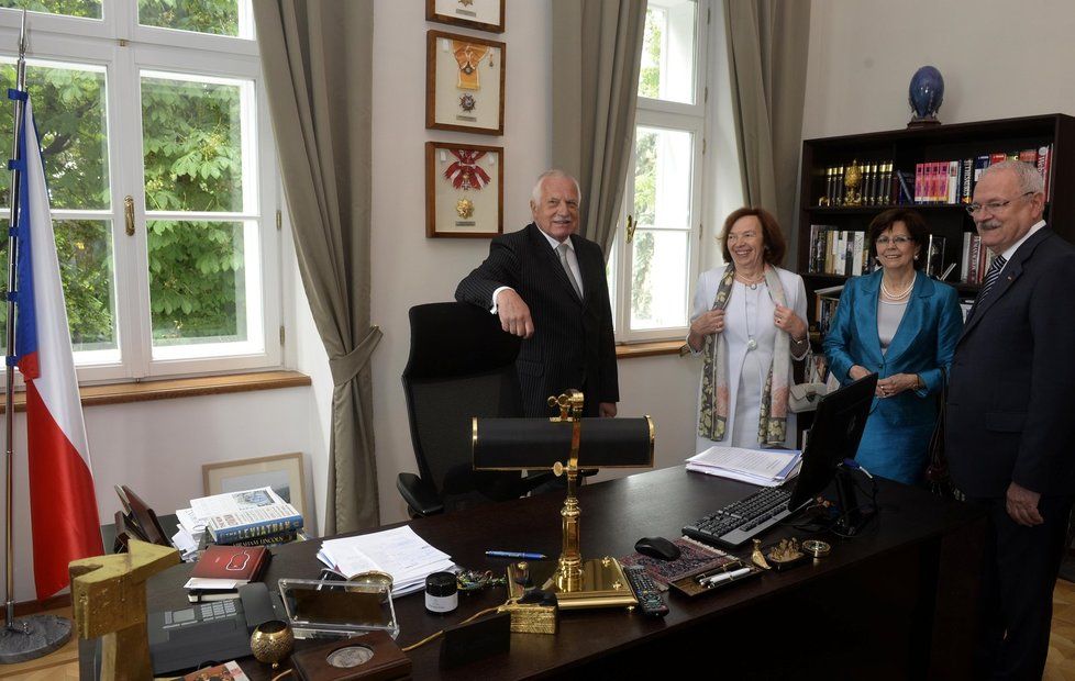 Václav Klaus přivítal manželku Livii a slovenský, tehdy prezidentský pár ve svém Institutu