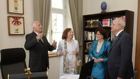 Václav Klaus provádí manžele Gašparovičovy po své kanceláři