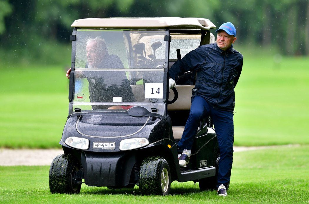 Ivan Hašek (vpravo) a Ladislav Vízek (vlevo) na golfovém vozítku