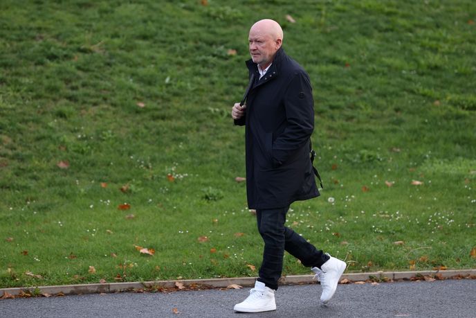 Ivan Hašek přichází na jednání o svém dalším osudu. Ivan Hašek přichází na jednání o svém dalším osudu.
