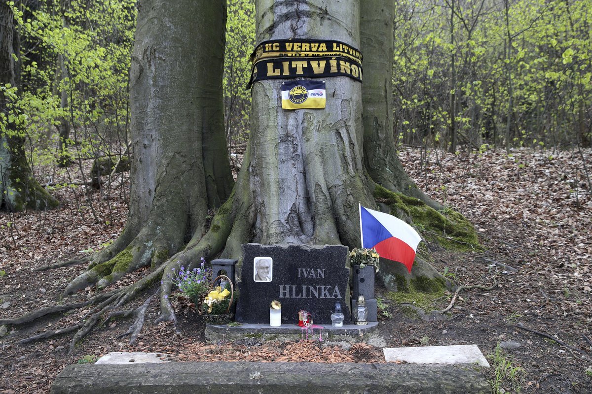 Na místě tragédie vnikl Hlinkův pomníček, který je neustále opečováván.