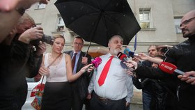 Ivan Jonák po propuštění dává ochotně rozhovory novinářům.