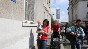Na Jonáka čekala před vězením dcera Sylvie s partnerem a osmiměsíčním synem Davídkem.