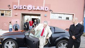 Jonák na party dorazil v půjčeném mustangu.