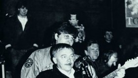 I taková setkání přinesl listopad 1989: Budoucí král noční Prahy Jonák a jedna z ikon revoluce Karel Kryl