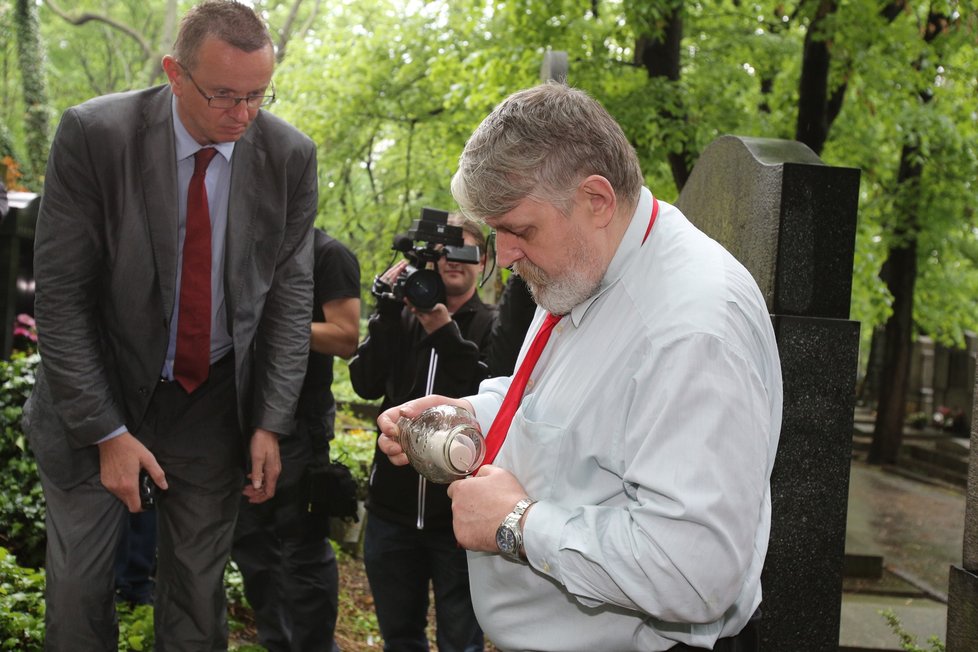 Ivan Jonák po propuštění u hrobu manželky Ludviky