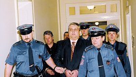 Ivan Jonák u soudu v roce 2002.