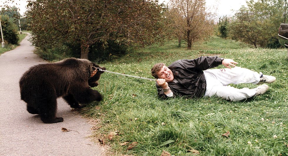 Kromě zbraní, desítek aut a spousty žen měl Jonák i jednoho medvěda.